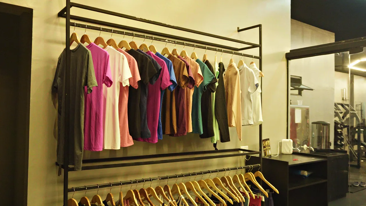 Loja própria: Roupa de treino, com provador.
