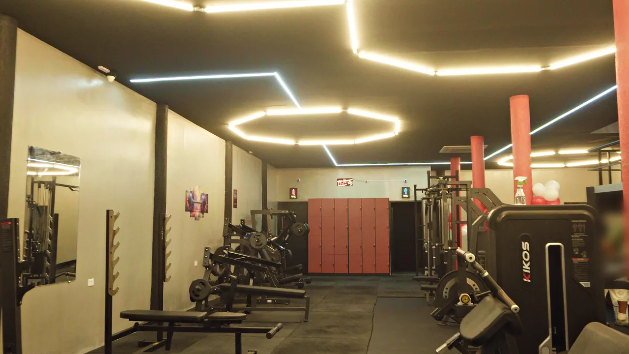 Térreo: Máquinas de anilha e polias, com luz de LED em hexágono no teto.